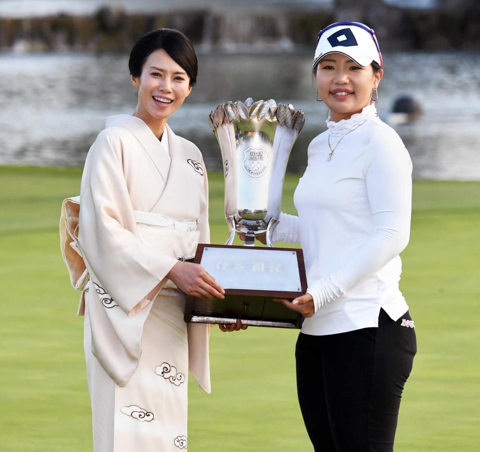 　逆転で今季３勝目を挙げた黄アルム（右）は、女優の中谷美紀と優勝カップを手に笑顔を見せる