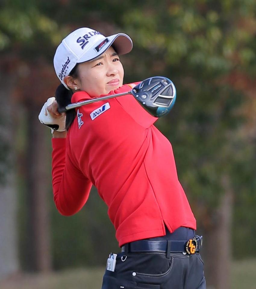第１日、１番でティーショットを放つ三浦桃香