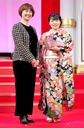 　日本女子プロゴルフ協会の小林会長（左）と勝みなみ
