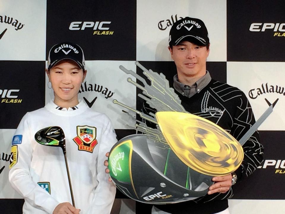 　新製品発表会で新ドライバーの性能をアピールする石川遼（右）と上田桃子
