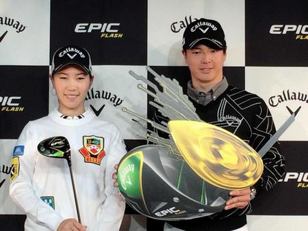 　キャロウェイ新製品発表会で新ドライバーの性能をアピールする石川遼（右）と上田桃子