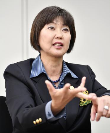 　インタビューに応じる日本女子プロゴルフ協会の小林浩美会長
