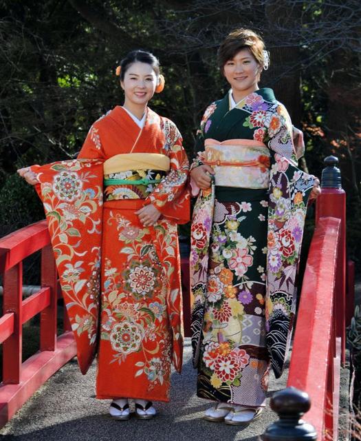 人気女子プロゴルファー成田美寿々、菊地絵理香が新春恒例の晴れ着披露