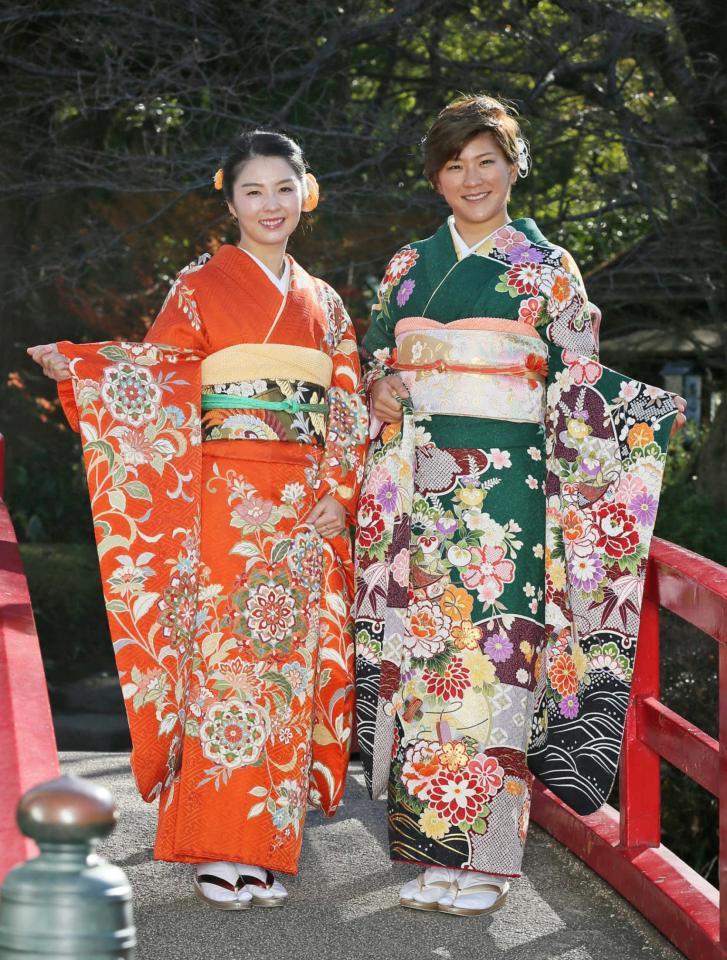 　振り袖姿で撮影に応じる菊地絵理香（左）と成田美寿々