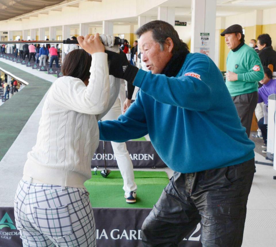 　ジュニアを対象としたレッスン会で選手を指導する尾崎将司（右）