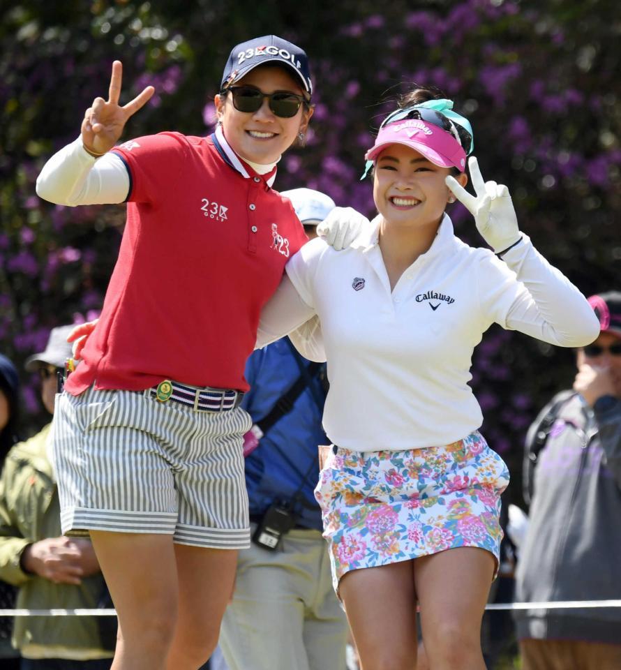 　同組でラウンドし、カメラに向かってポーズをとる成田美寿々（左）と河本結