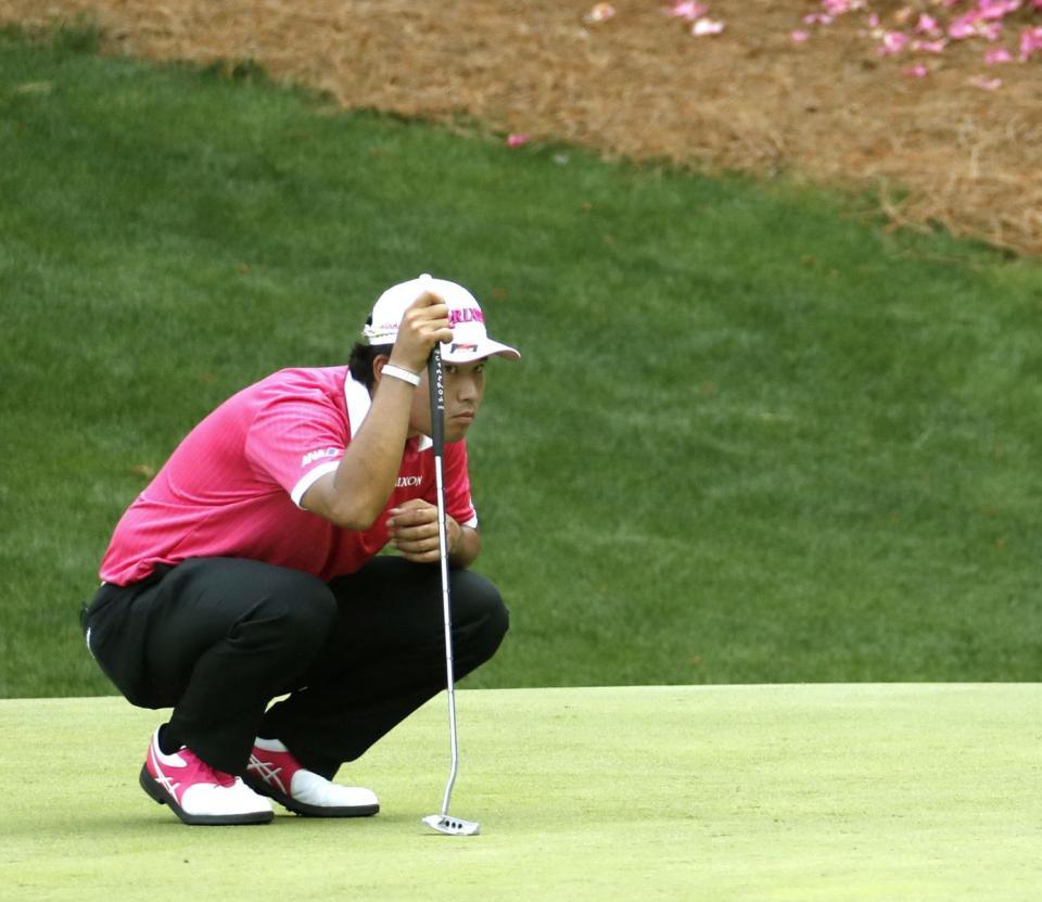 　１３番でラインを読む松山英樹（共同）