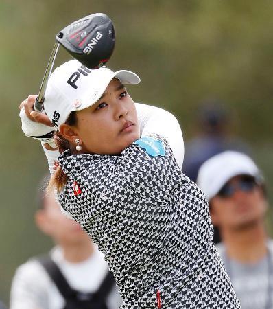女子ゴルフ、鈴木愛６５で首位 第１日、１９歳稲見が１打差