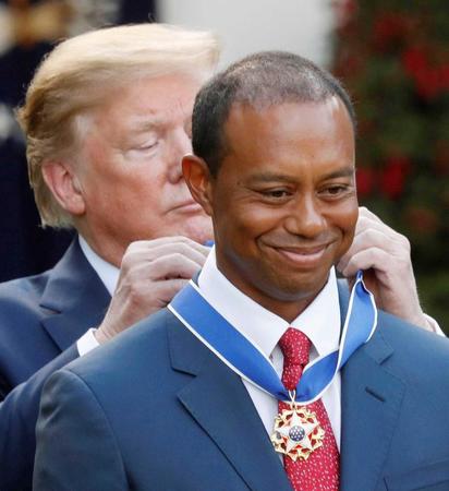 　トランプ米大統領から「大統領自由勲章」を授与されるタイガー・ウッズ（ロイター＝共同）