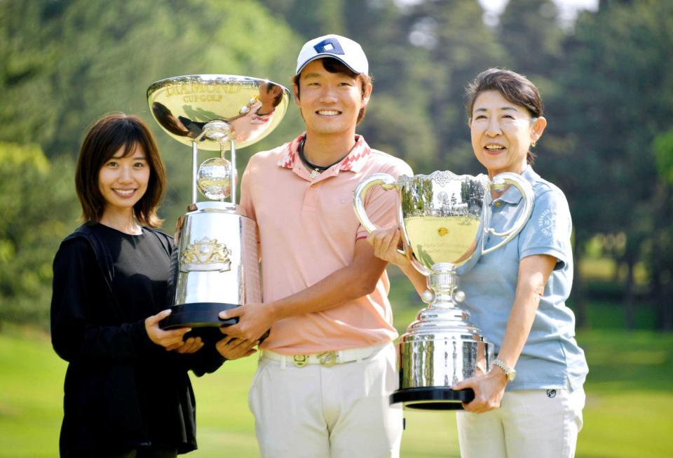 　ツアー初優勝し妻（左）とカップを掲げる浅地洋佑。右は母の伸子さん