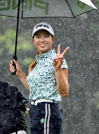 　バーディーパットを沈め笑顔の渋野日向子