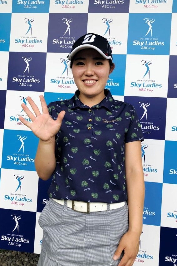 ５アンダーに笑顔の古江彩佳