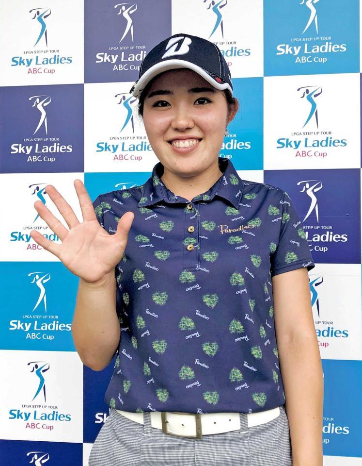 　５アンダーで終え、笑顔を見せる古江彩佳