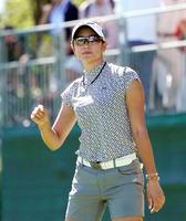 第１日、ホールアウトした原英莉花。５アンダーで首位＝石坂ＧＣ