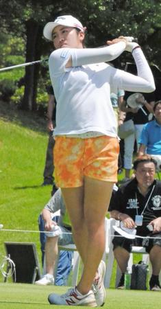 １０番でティーショットを放つ稲見稲見萌寧