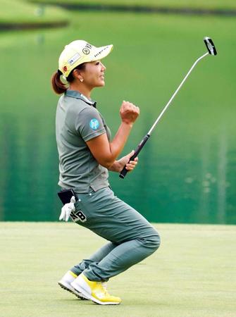　１８番でバーディーを奪いガッツポーズの有村智恵