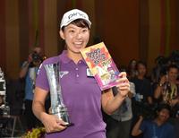 　「タラタラしてんじゃね～よ」を手に笑顔の渋野日向子（撮影・金田祐二）