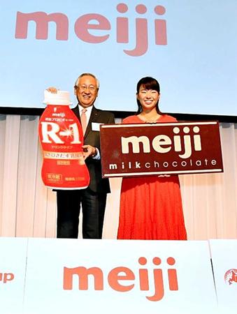 　激励会に出席した渋野日向子。左は川村和夫社長