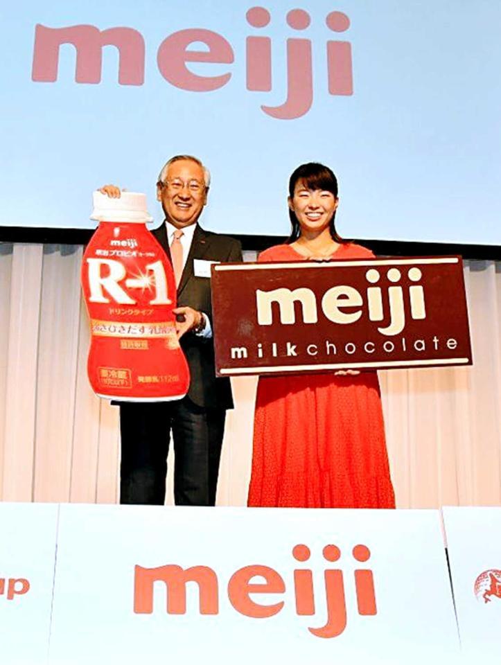 　激励会に出席した渋野日向子。左は川村和夫社長