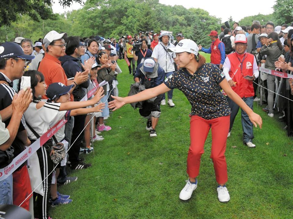 渋野日向子 日本でもギャラリーとハイタッチ 注目の凱旋試合 ゴルフ デイリースポーツ Online