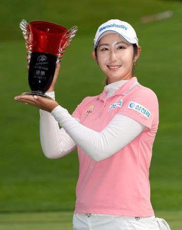 女子ゴルフ、ペが初優勝北海道ｍｅｉｊｉカップ