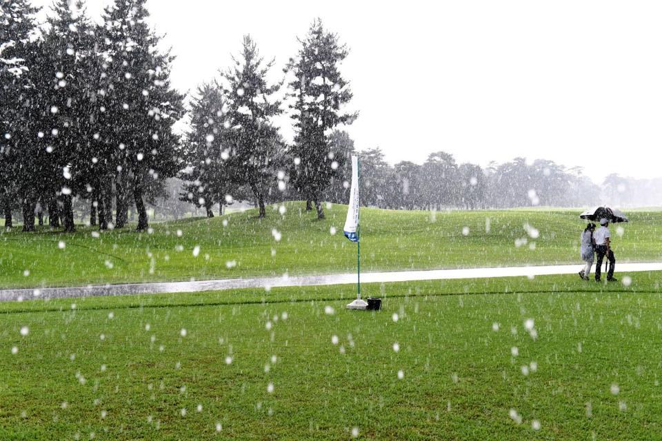 　雷雨のため中断した日本ジュニアゴルフ選手権競技（撮影・棚橋慶太）