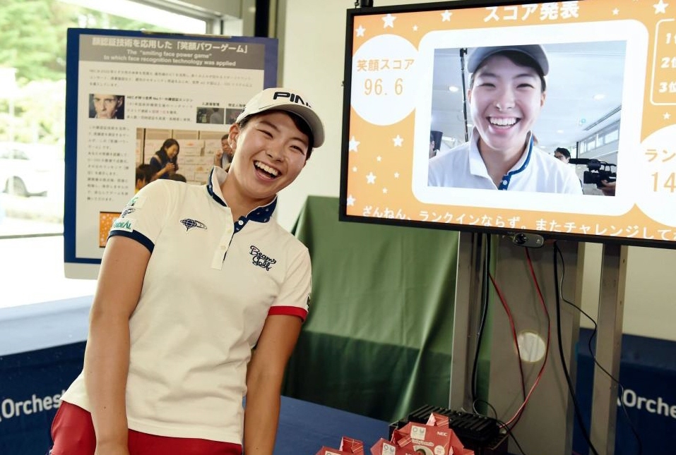 　顔認証技術を応用した「笑顔パワーゲーム」に挑戦し「９６・６」の笑顔スコアを出した渋野日向子（撮影・開出牧）