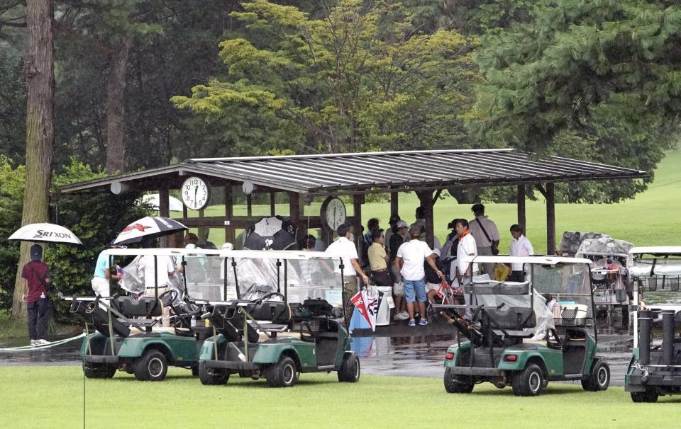 　ゴルフの日本ジュニア選手権が行われた霞ケ関ＣＣで、雨のため中断し避難する選手と関係者