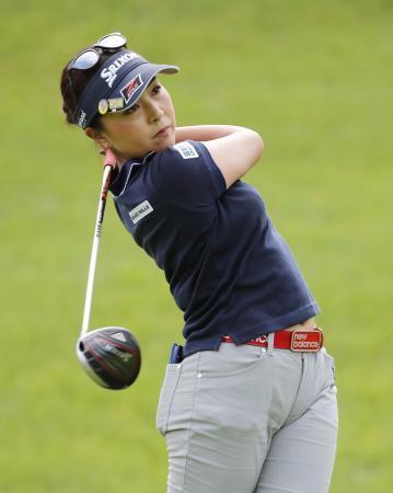 女子ゴルフ、浅井咲希が首位守るＣＡＴレディース第２日