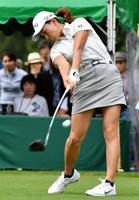 １０番、ティーショットを放つ渋野日向子＝小樽ＣＣ（撮影・西岡正）