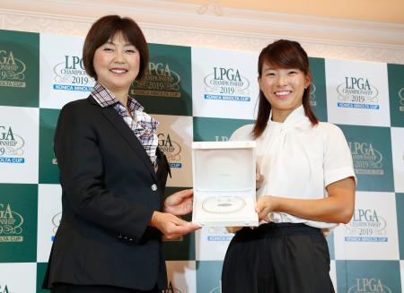 　日本女子プロゴルフ協会の小林浩美会長（左）から全英女子オープン優勝の記念品を贈られる渋野日向子＝１０日、神戸市