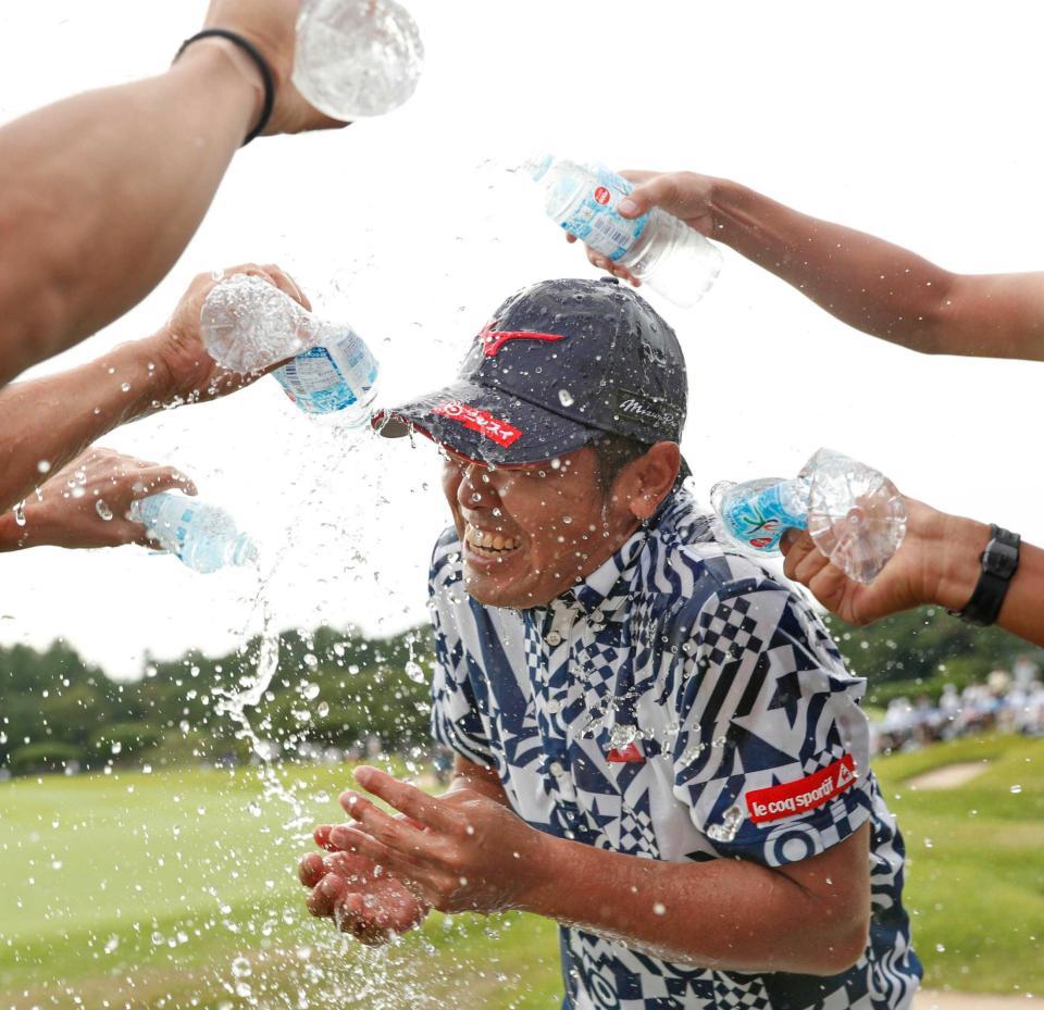 　通算２１アンダーで優勝を果たし、手荒い祝福を受ける武藤俊憲（共同）