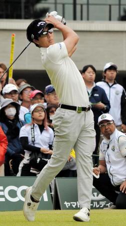 １番でティーショットを放つ石川遼＝古賀ＧＣ