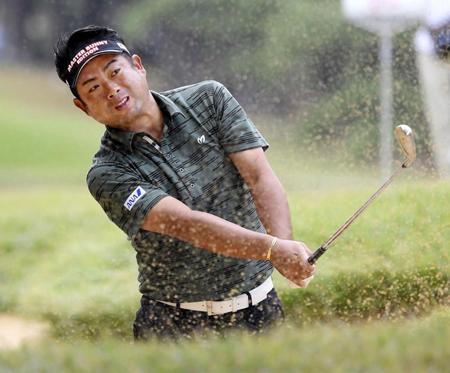 　第１日、16番でバンカーショットを放つ池田勇太。１アンダーで３位＝古賀ＧＣ