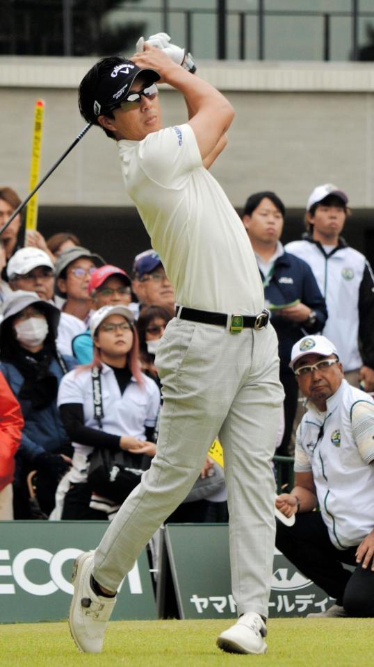 １番でティーショットを放つ石川遼＝古賀ＧＣ