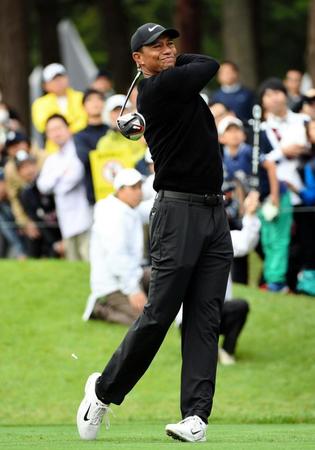 １１番、ティーショットを放つタイガー・ウッズ＝千葉・習志野カントリークラブ（撮影・開出牧）