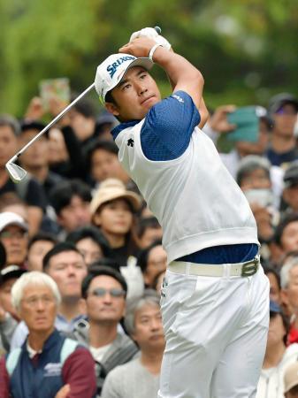 ゴルフ、ウッズら６４で首位発進米ツアー日本初開催、松山１打差