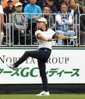 １０番スタート前、ストレッチする渋野日向子＝マスターズＧＣ（撮影・山口登）