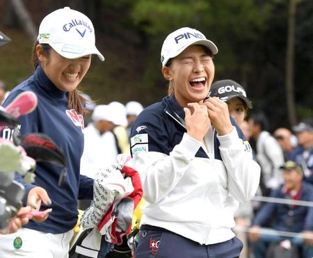 　稲見萌寧（左）と笑顔を見せながらラウンドする渋野日向子