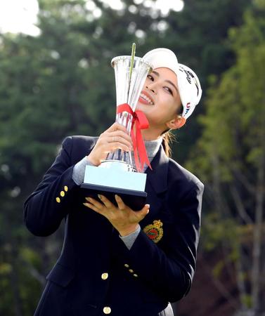 　優勝トロフィーにキッスをする柏原明日架（撮影・山口登）