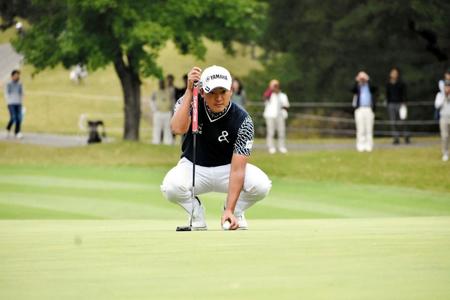 　１番でバーディーを狙ってラインを読む今平