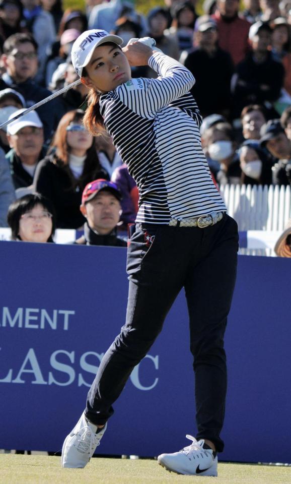 １番でティーショットを放つ渋野＝瀬田ＧＣ