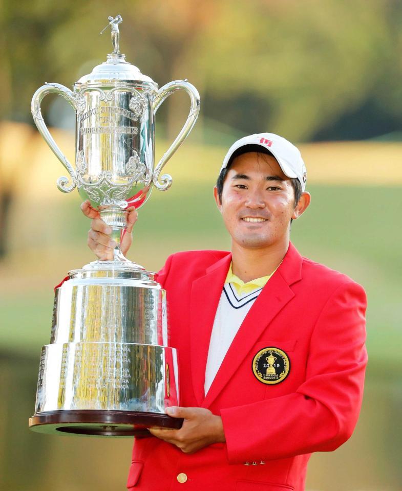 　男子ゴルフの三井住友ＶＩＳＡ太平洋マスターズで優勝し、トロフィーを手に笑顔の金谷拓実