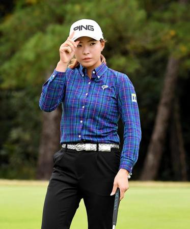 11番、イーグルパットを沈め、声援に応える渋野日向子＝宮崎ＣＣ（撮影・高部洋祐）