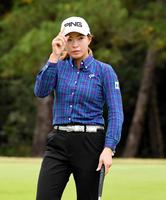 11番、イーグルパットを沈め、声援に応える渋野日向子＝宮崎ＣＣ（撮影・高部洋祐）