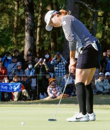 女子ゴルフ、渋野は２打差の３位ツアー最終戦第３日、鈴木１２位