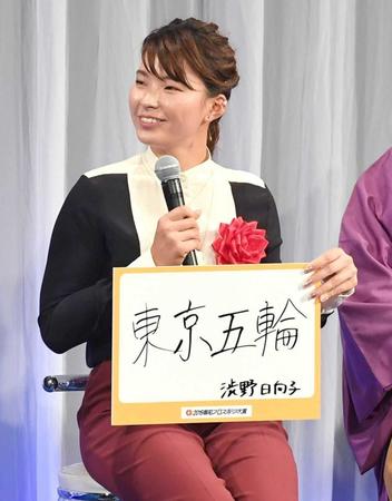 　受賞者インタビューで来年の目標を語る渋野日向子