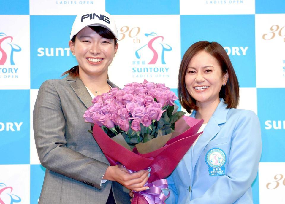 　憧れの宮里藍さん（右）から花束を贈呈され笑顔の渋野日向子（撮影・開出牧）