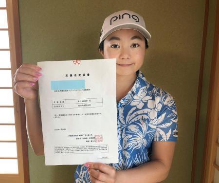 　首里城再建のための慈善活動を呼び掛け、沖縄出身の女子ゴルファー１４選手で、那覇市に寄付を行った上原彩子選手（本人提供）