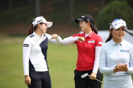 　ゴルフの韓国女子プロ選手権で、肘を合わせて健闘をたたえ合う選手たち＝韓国・楊州（ゲッティ＝共同）